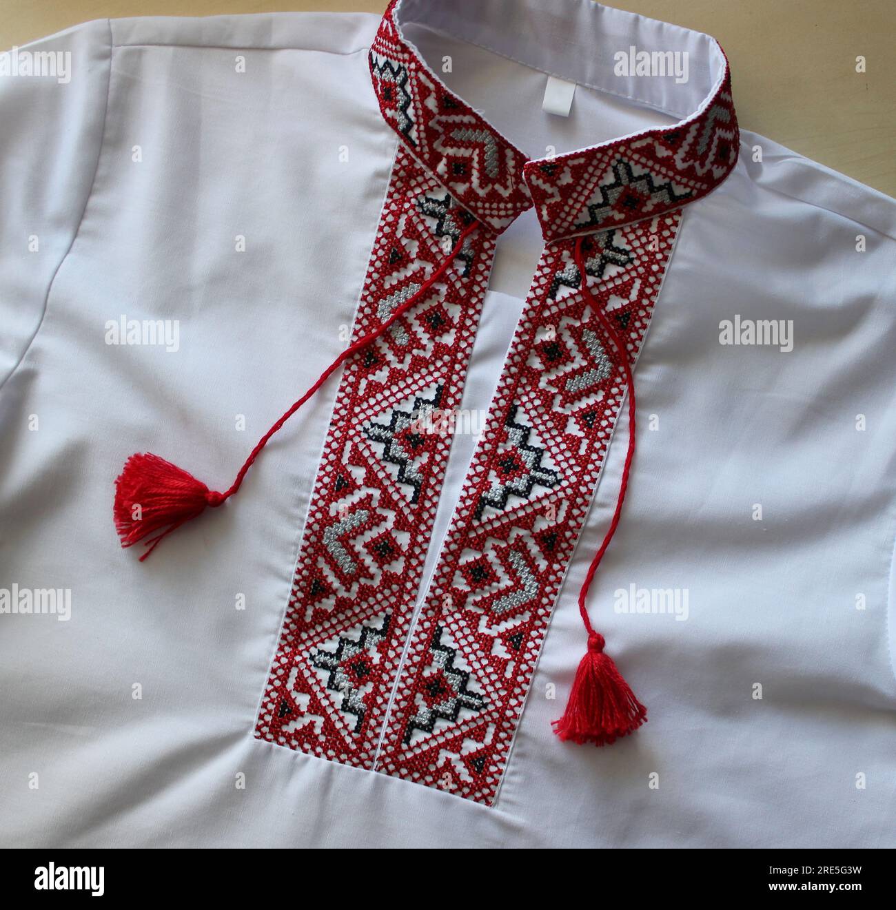 Camicia Vyshyvanka artigianale Ucraina ricamata con fili rossi e neri. Abbigliamento nazionale ucraino Foto Stock