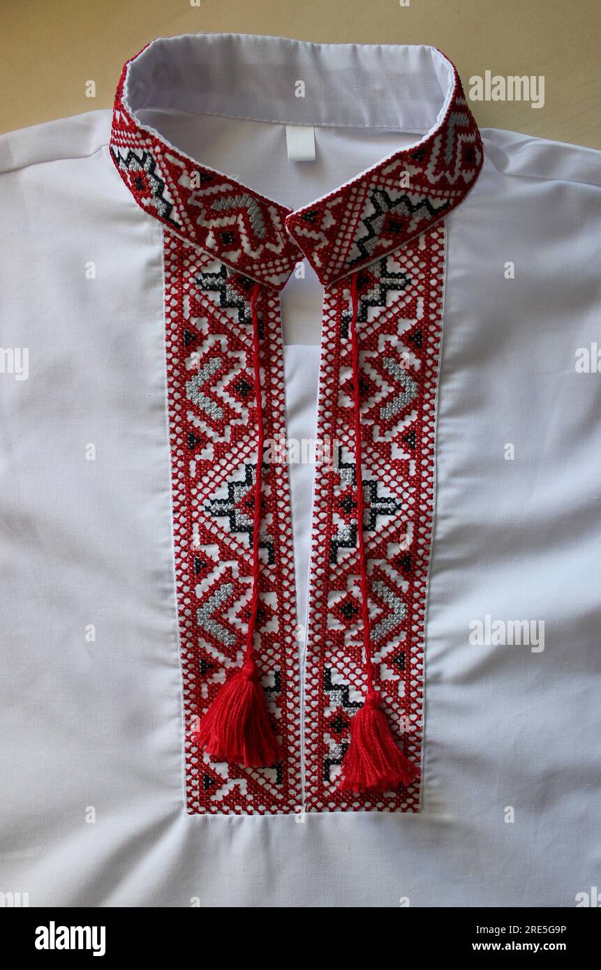 Colletto di tradizionale camicia Vyshyvanka ricamata a mano Ucraina con fili rossi e neri Foto Stock