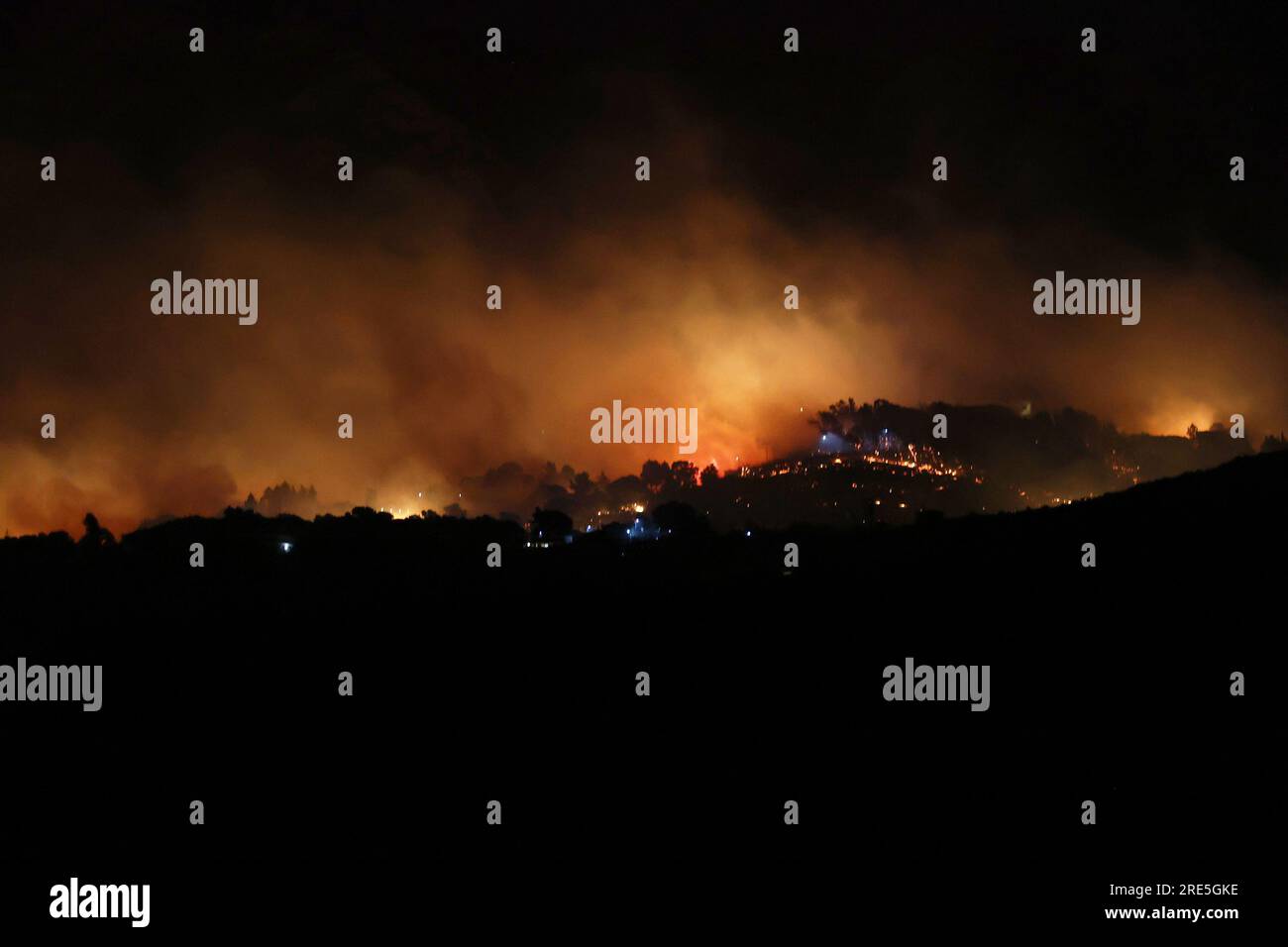 Borgetto (PA) - 25/07/2023, EMERGENZA INCENDIO ROMITELLO DISTRUTTO DALLE FIAMME VACANZIERI EVACUATI nella foto Monte Gradara in fiamme in tutta l'area Romitello solo uso editoriale Foto Stock