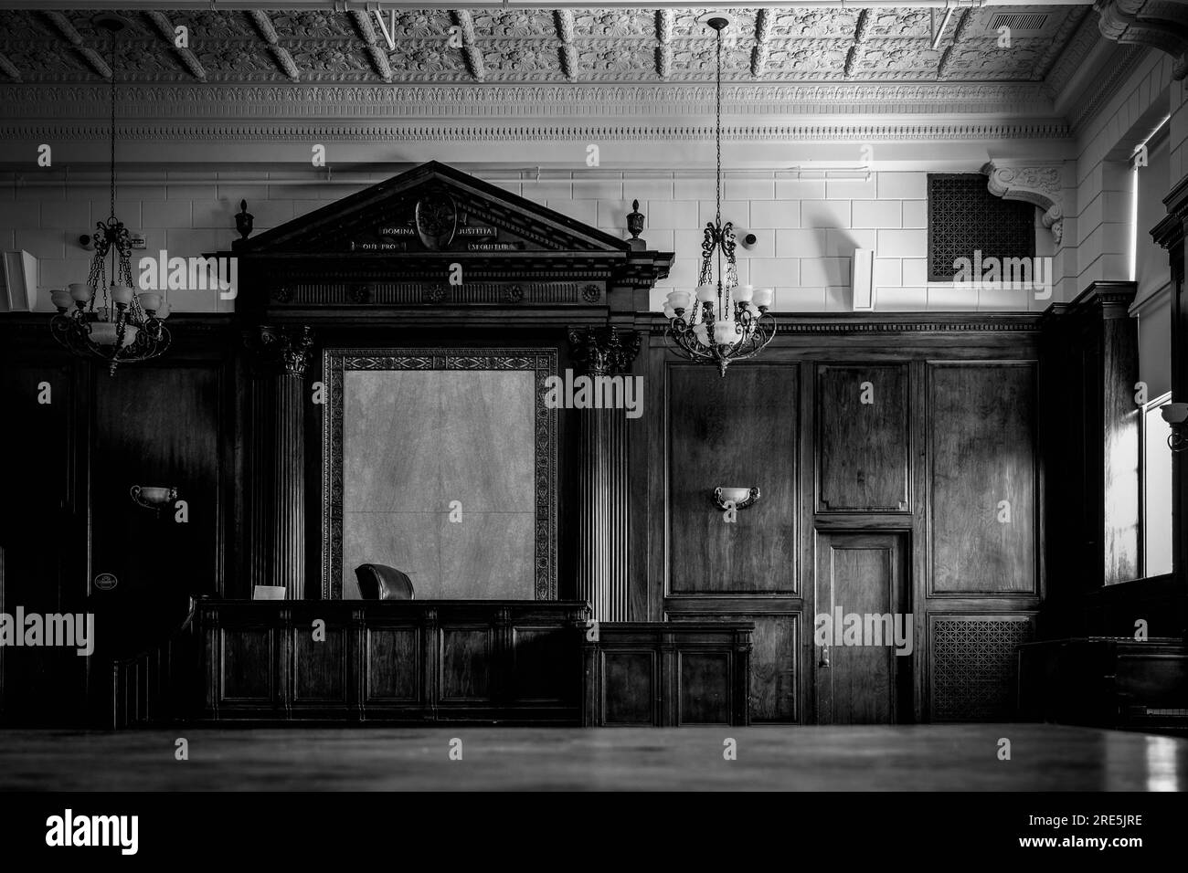 Vecchia aula di tribunale conservata in un edificio pubblico con luce finestra Foto Stock