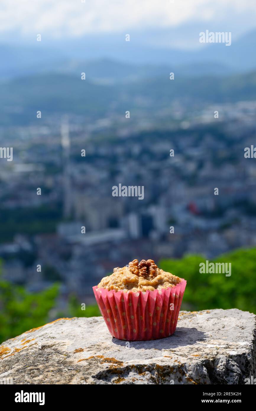 Gateau Grenoblois, torta di caffè alla noce francese, specialità di Grenoble e vista sulla parte centrale della città di Grenoble dai fortini della Bastiglia con le montagne A. Foto Stock