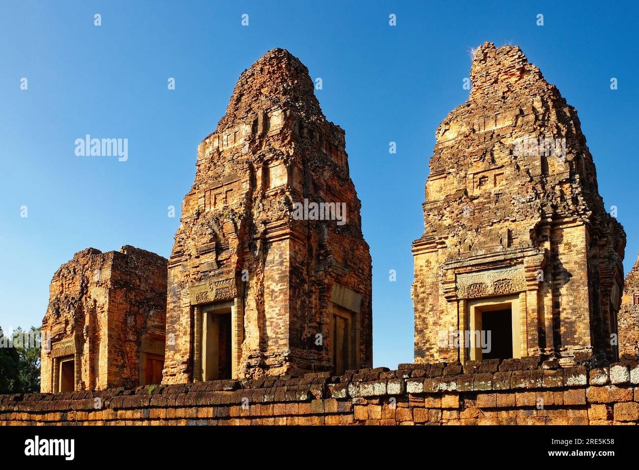 Tre alte torri in mattoni sotto un cielo blu senza nuvole, il complesso del tempio pre-Rup in Cambogia, architettura Khmer. Foto Stock