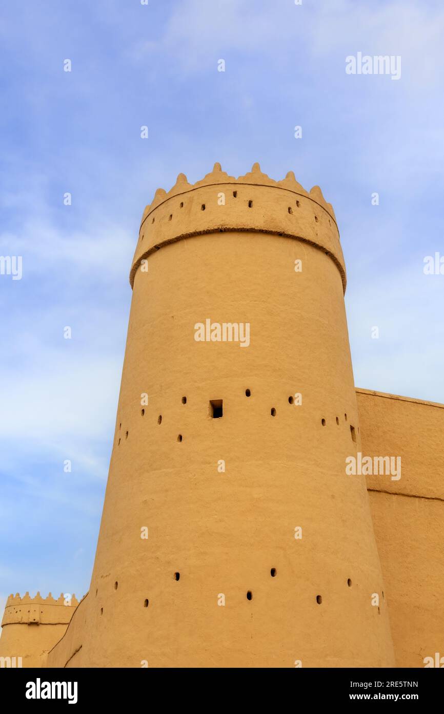 La torre e le mura della fortezza di Masmak, il distretto di Qasr al-Hukm, al Riyadh, Arabia Saudita Foto Stock