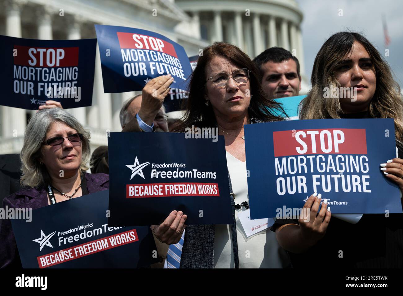 Washington, USA. 25 luglio 2023. I sostenitori del gruppo di difesa conservatore Freedom Works ascoltano una conferenza stampa con i membri della House Freedom Caucus sul processo di appropriazione, negli Stati Uniti Capitol, Washington DC, martedì 25 luglio 2023. (Graeme Sloan/Sipa USA) credito: SIPA USA/Alamy Live News Foto Stock