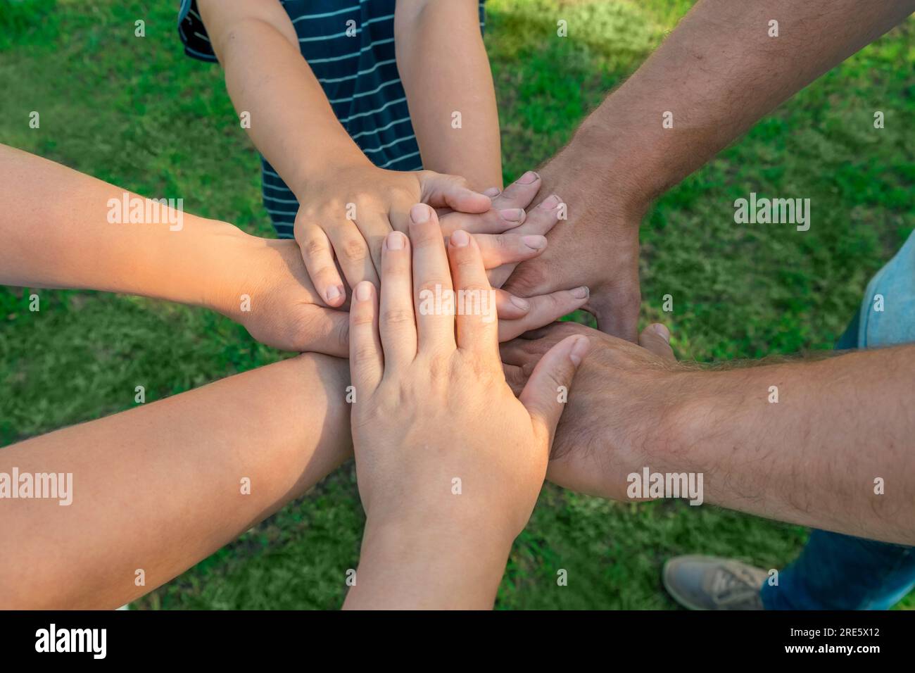 Si sono unite le mani come una squadra. Lavoro di squadra. Primo piano gruppo di amici multirazziali che si incontrano uniscono le mani insieme. Persone della diversità. Volontario della partnership Foto Stock