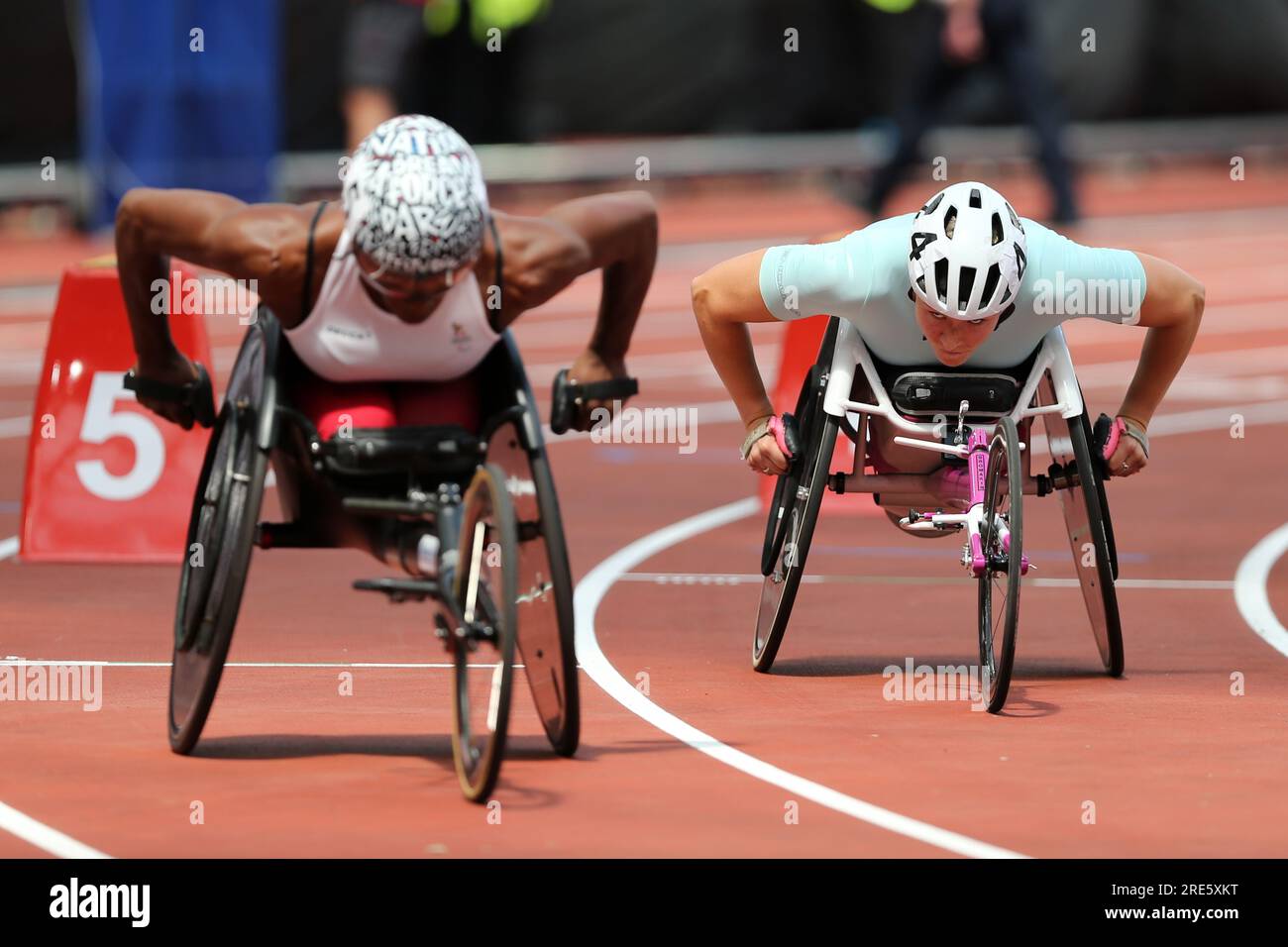 Sammi KINGHORN (Gran Bretagna), Léa BAYEKULA (Belgio) che gareggia nella finale femminile dei 800 m Wheelchair al 2023, IAAF Diamond League, Queen Elizabeth Olympic Park, Stratford, Londra, Regno Unito. Foto Stock