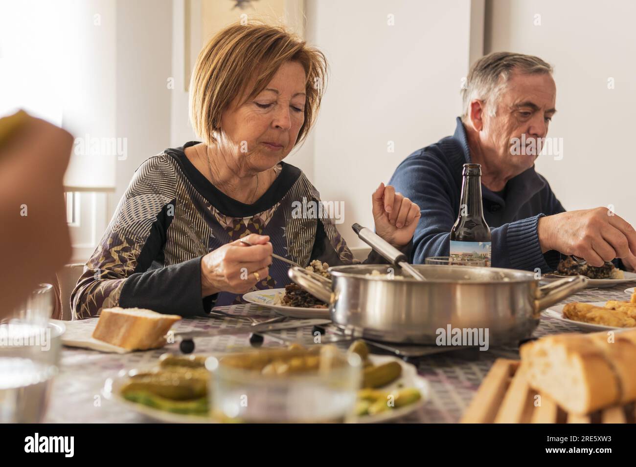 La routine di marito e moglie all'età pensionabile Foto Stock