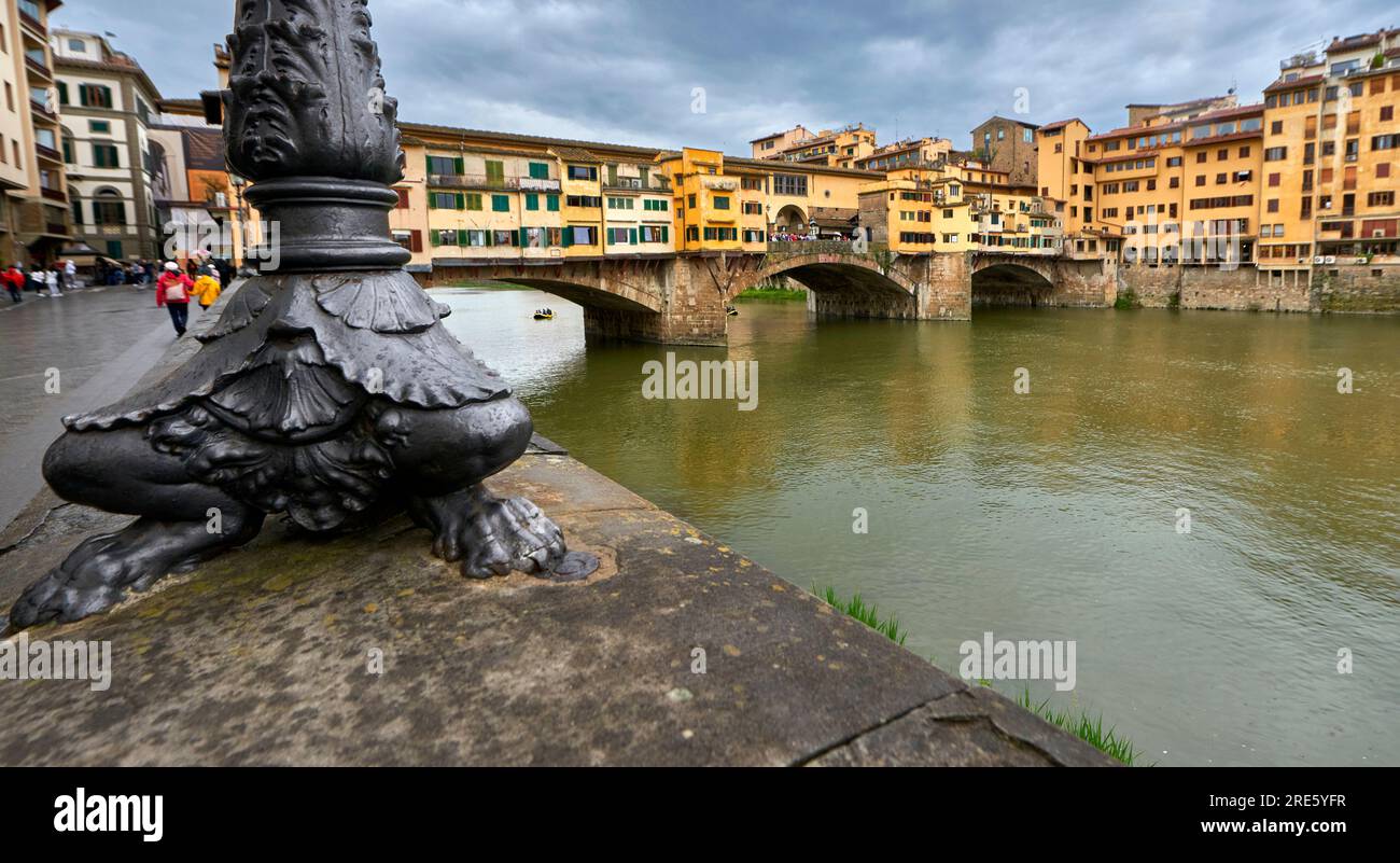 Vista sul Ponte Vecchio dal lungomare della città, Firenze Foto Stock