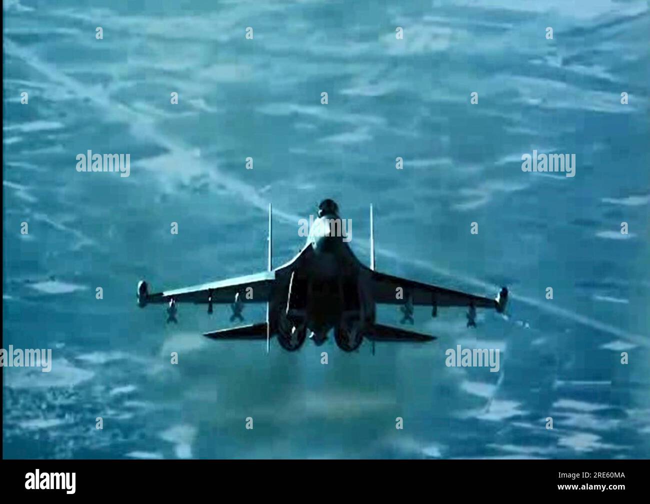 Non divulgato, Siria. 23 luglio 2023. Non divulgato, Siria. 23 luglio 2023. Un aereo da caccia Flanker-e dell'aeronautica militare della Federazione Russa Sukhoi su-35 vola pericolosamente vicino a un aereo da combattimento statunitense Mq-9 Reaper, 23 luglio 2023 in Siria. L'aereo in seguito sparò dei razzi che colpirono il mq-9, danneggiando gravemente l'elica. Credito: USAF/US Air Force Photo/Alamy Live News Foto Stock