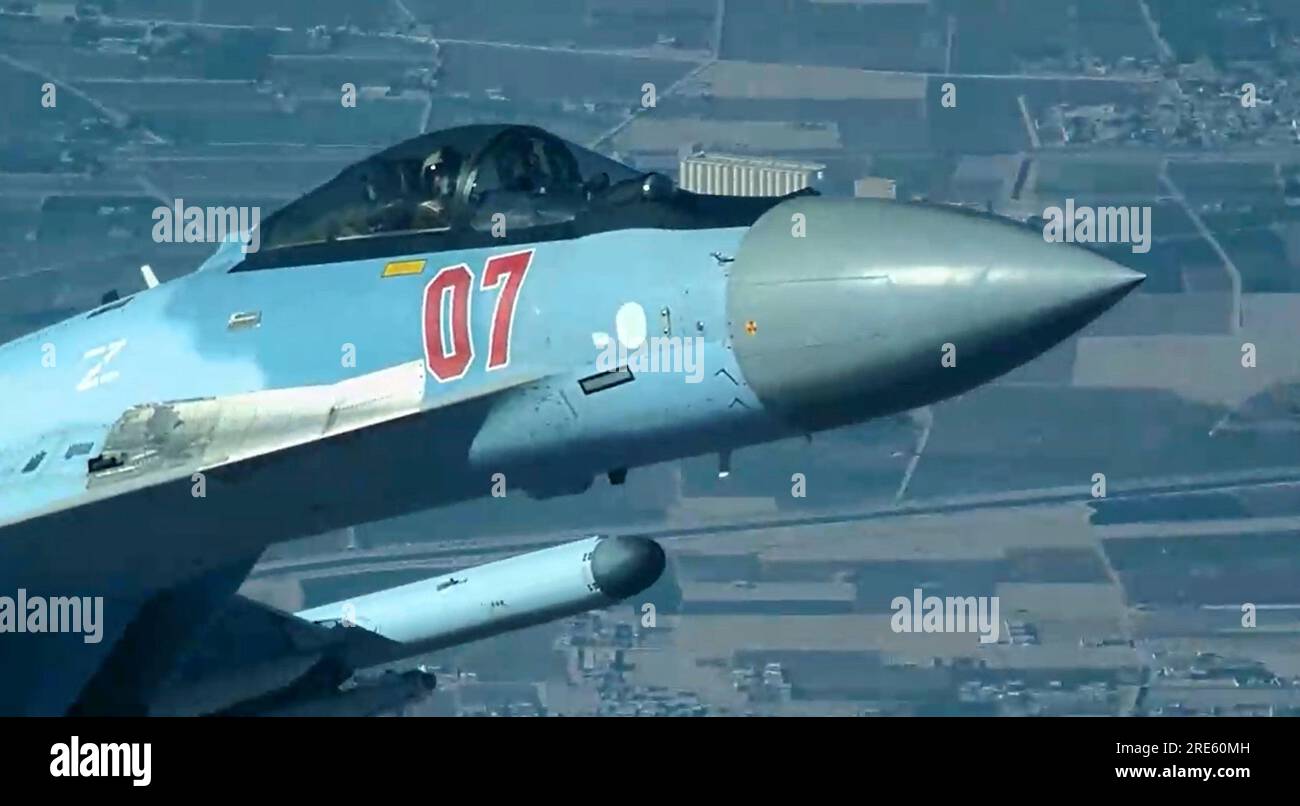 Non divulgato, Siria. 23 luglio 2023. Non divulgato, Siria. 23 luglio 2023. Un aereo da caccia Flanker-e dell'aeronautica militare della Federazione Russa Sukhoi su-35 vola pericolosamente vicino a un aereo da combattimento statunitense Mq-9 Reaper, 23 luglio 2023 in Siria. L'aereo in seguito sparò dei razzi che colpirono il mq-9, danneggiando gravemente l'elica. Credito: USAF/US Air Force Photo/Alamy Live News Foto Stock