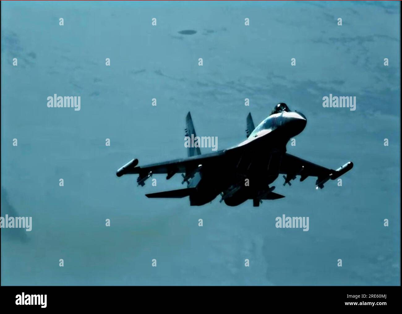 Non divulgato, Siria. 23 luglio 2023. Non divulgato, Siria. 23 luglio 2023. Un aereo da caccia Flanker-e dell'aeronautica militare della Federazione Russa Sukhoi su-35 vola pericolosamente vicino a un aereo da combattimento statunitense Mq-9 Reaper, 23 luglio 2023 in Siria. L'aereo in seguito sparò dei razzi che colpirono il mq-9, danneggiando gravemente l'elica. Credito: USAF/US Air Force Photo/Alamy Live News Foto Stock
