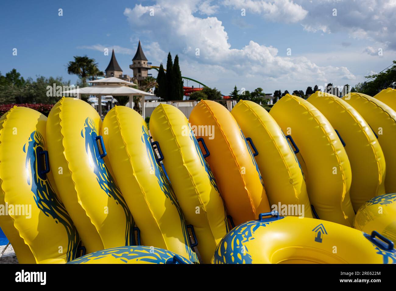 Barche gonfiabili gialle per nuotare nel parco in una giornata di sole Foto Stock