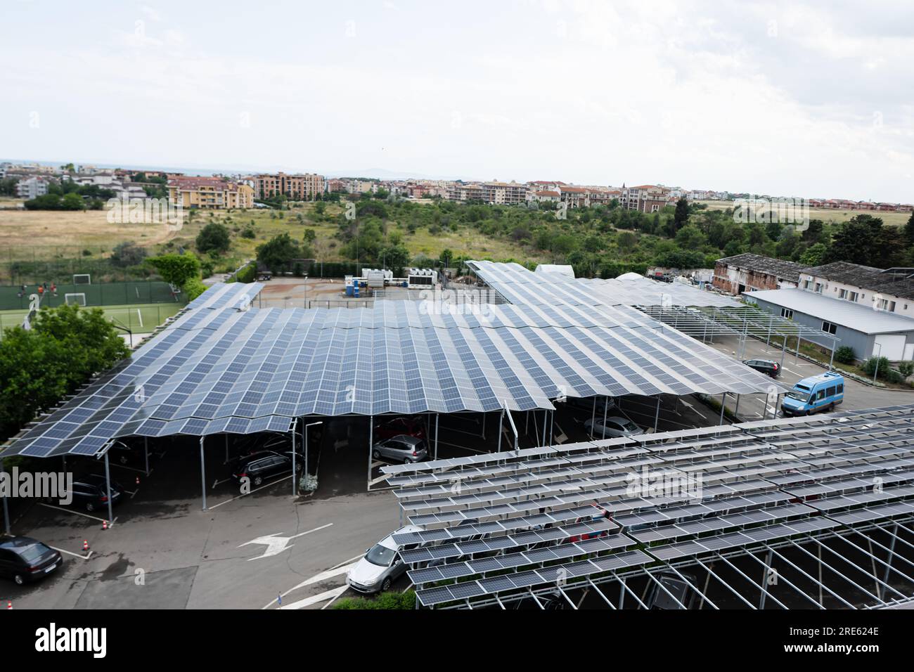 Vista aerea dei pannelli solari installati sul tetto del parcheggio. Foto Stock