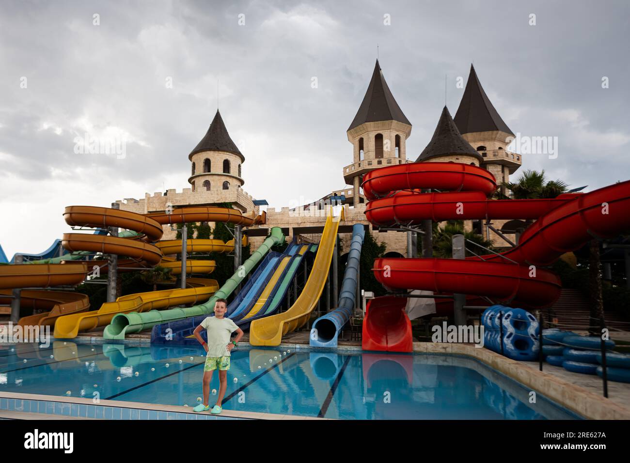 Ragazzo al parco acquatico in una nuvolosa giornata estiva. Foto Stock