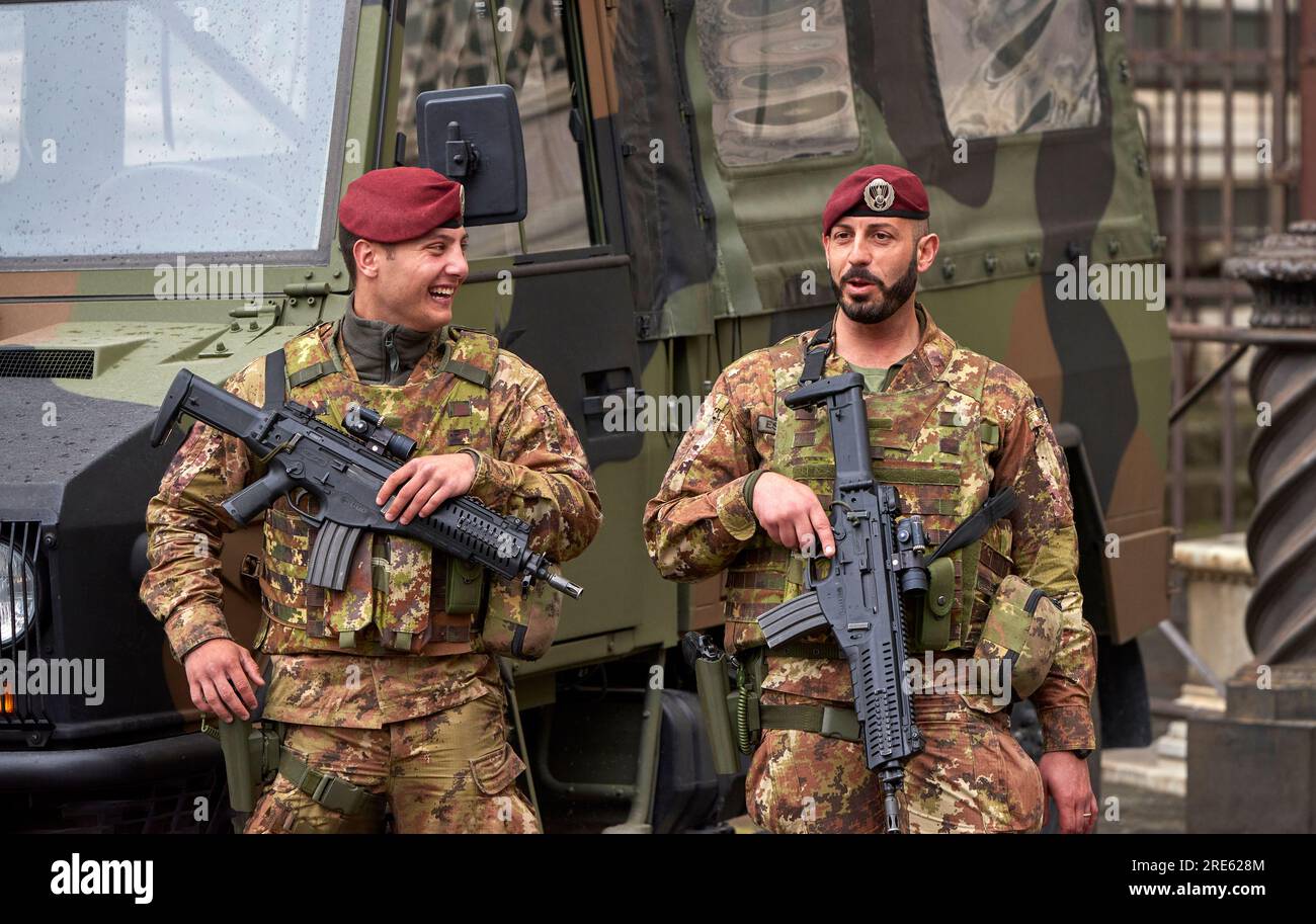 Pattuglia militare per le strade di Firenze Foto Stock