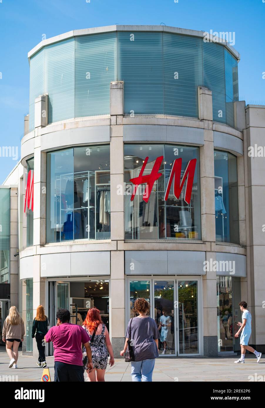 Negozio H&M all'ingresso principale del centro commerciale Churchill Square a Brighton & Hove, East Sussex, Inghilterra, Regno Unito. Negozio H e M. Foto Stock