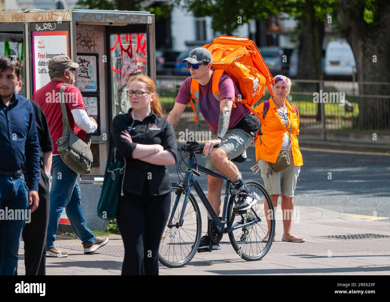 Ciclista in bicicletta che offre cibo a Brighton & Hove, East Sussex, Inghilterra, Regno Unito. Foto Stock