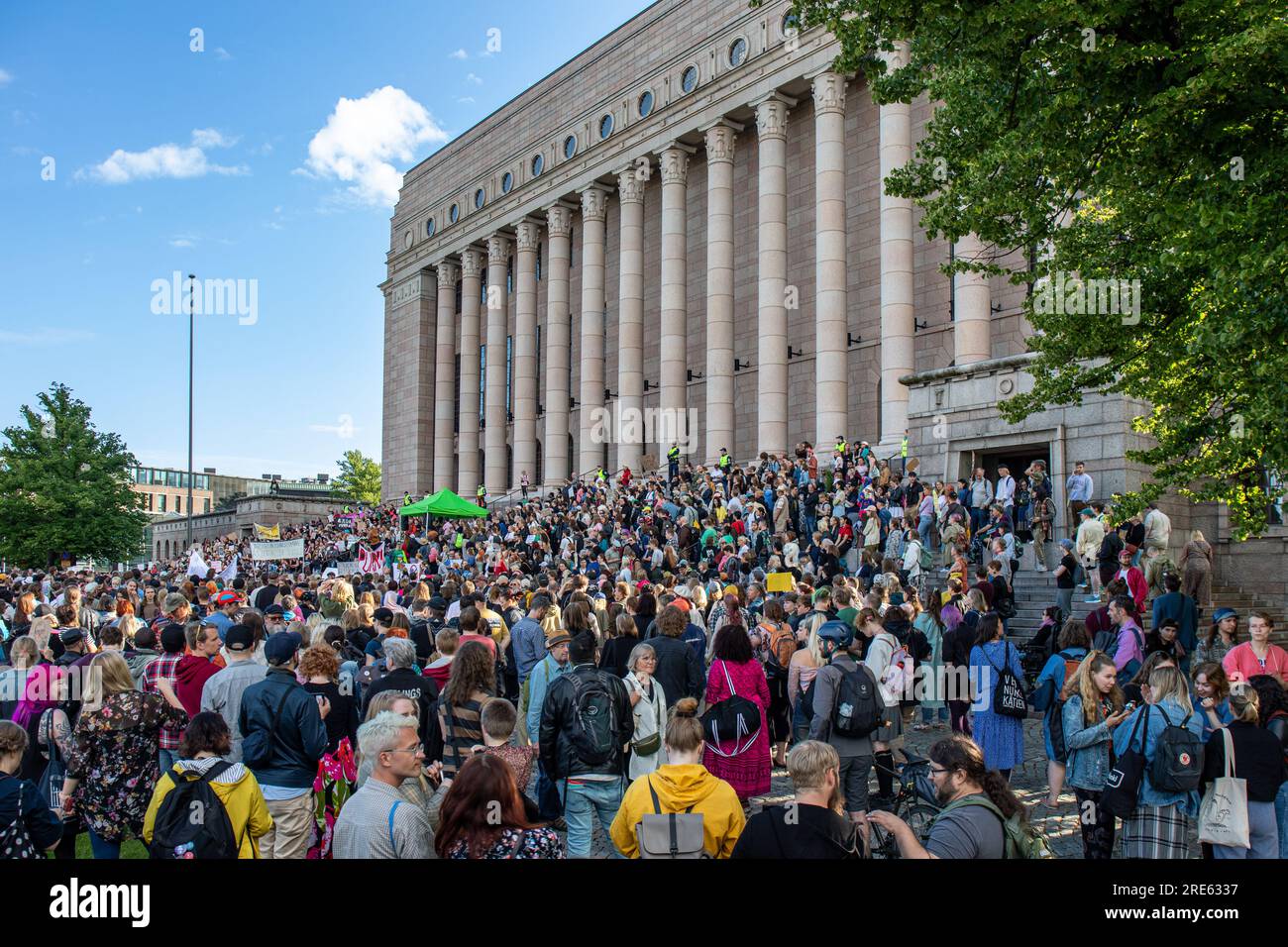 Tolleranza zero! Razzisti della manifestazione del governo contro i ministri di estrema destra davanti al Parlamento di Helsinki, Finlandia. Foto Stock