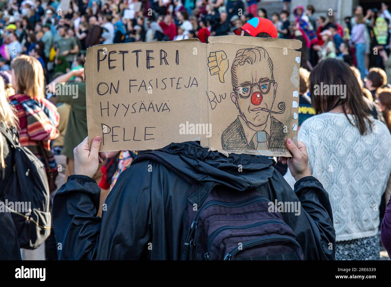 Uomo con un cartello di cartone fatto a mano a Nollatoleranssi! Manifestazione contro i ministri di estrema destra nel governo di coalizione di destra del primo Ministro Petteri Orpo. Foto Stock