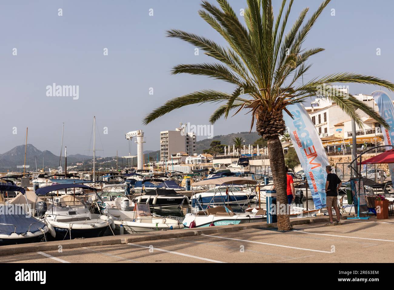 Porto di Cala Ratjada pieno di barche, Cala Ratjada, Maiorca, (Maiorca), Isole Baleari, Spagna, Europa Foto Stock