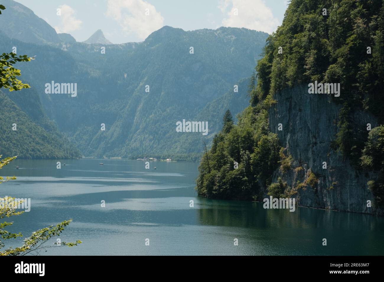 Un esame più approfondito della tranquilla bellezza del lago di Königssee, catturando il fascino incontaminato di questa amata destinazione bavarese. Foto Stock