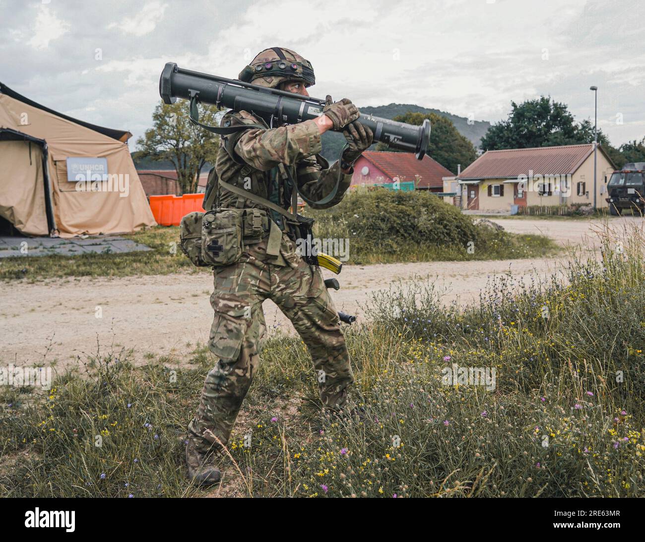 Hohenfels, Germania. 21 luglio 2023. Un ufficiale dell'esercito britannico cadetti della Royal Military Academy Sandhurst si prepara a sparare un'arma anticarro simulata durante Dynamic Victory 23-2 al Joint Multinational Readiness Center, 21 luglio 2023 vicino a Hohenfels, in Germania. Credito: SPC. Leonard Beckett/US Army Photo/Alamy Live News Foto Stock