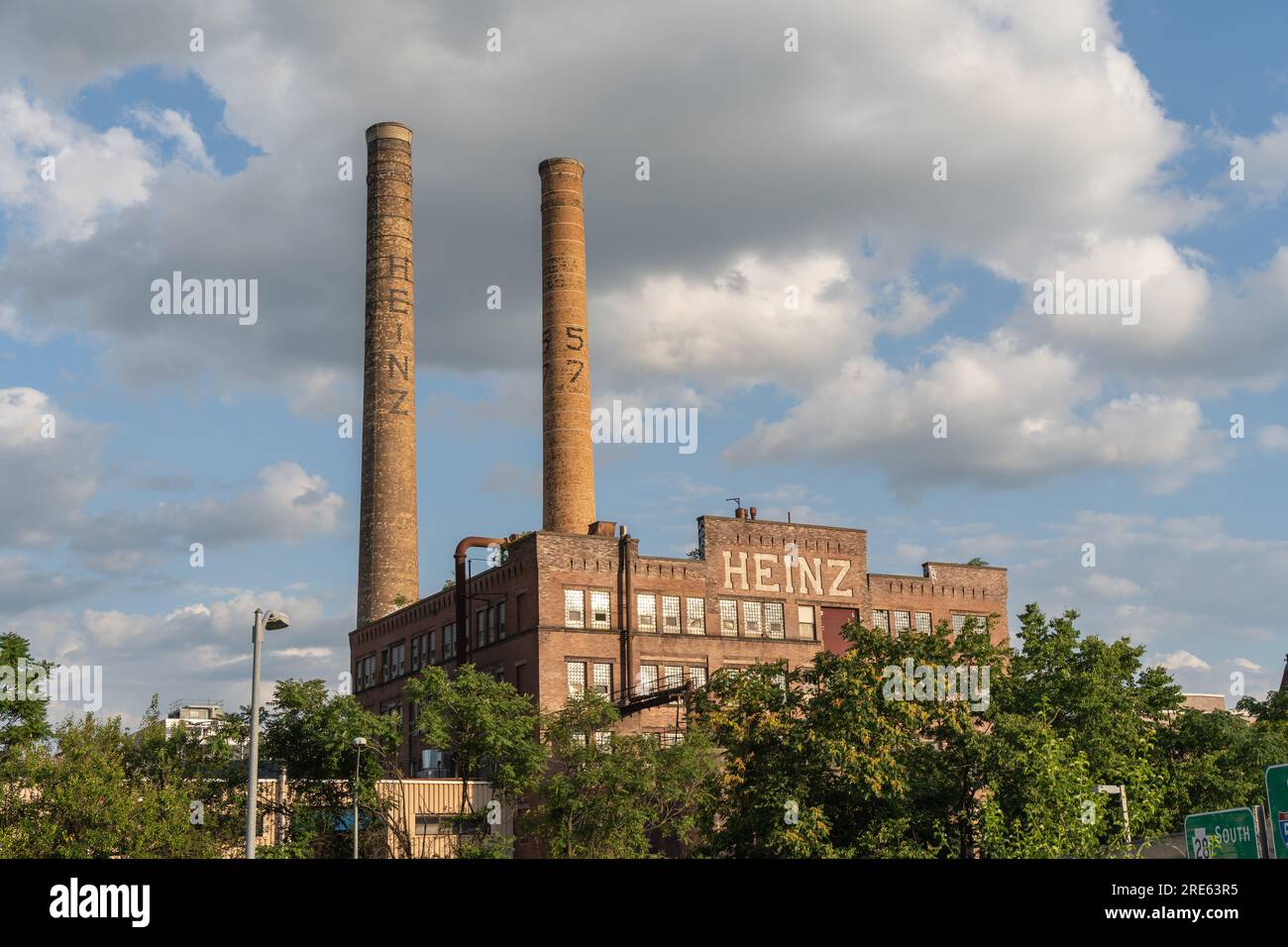 Pittsburgh, Pennsylvania - 22 luglio 2023: La Old Heinz Company Factory è uno storico complesso industriale nel quartiere di Troy Hill a Pittsburgh Foto Stock