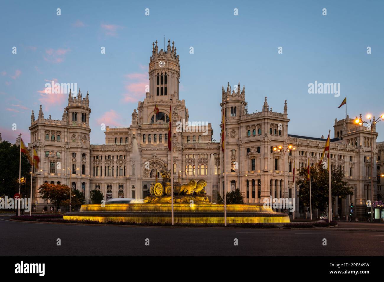 Palazzo Cibeles a Madrid ospita diversi uffici amministrativi della città. Una fontana con la scultura della Dea Cibeles si affaccia sull'edificio. Foto Stock