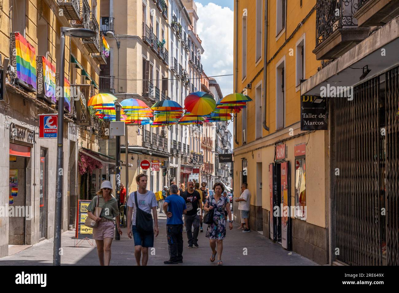 Chueca, un quartiere popolare di Madrid noto per la comunità gay. E' diventato molto alla moda con ristoranti e negozi ovunque. Spagna. Foto Stock