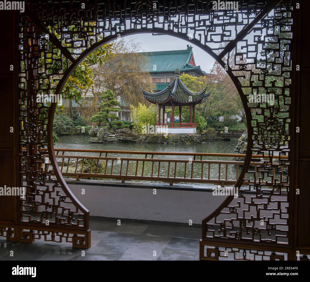 Una vista del giardino al Sun Yat Sen Park in una giornata di pioggia nella Chinatown di Vancouver. Foto Stock