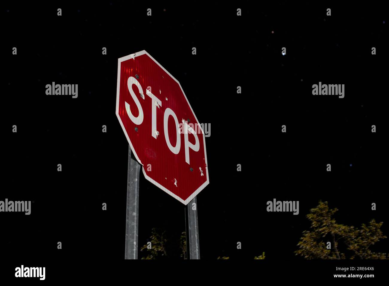 Fotografia ad alta definizione di un segnale di stop scattato da qualche parte nel deserto dell'Arizona di notte. Foto Stock