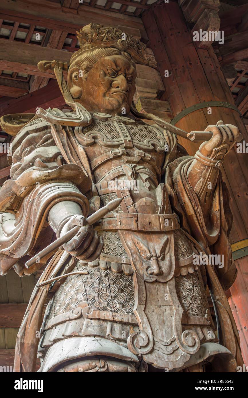 Una statua di demone nella sala del grande Buddha a Todaiji, un tempio buddista e sito patrimonio dell'umanità dell'UNESCO a Nara, in Giappone. Foto Stock