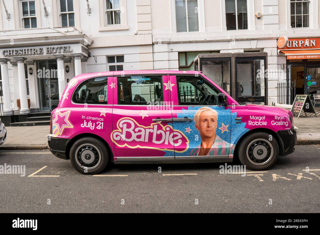 Taxi Barbie parcheggiato all'esterno del Cheshire Hotel in Great Russell Street Londra il 25 luglio 2023 per promuovere il nuovo film Barbie Foto Stock
