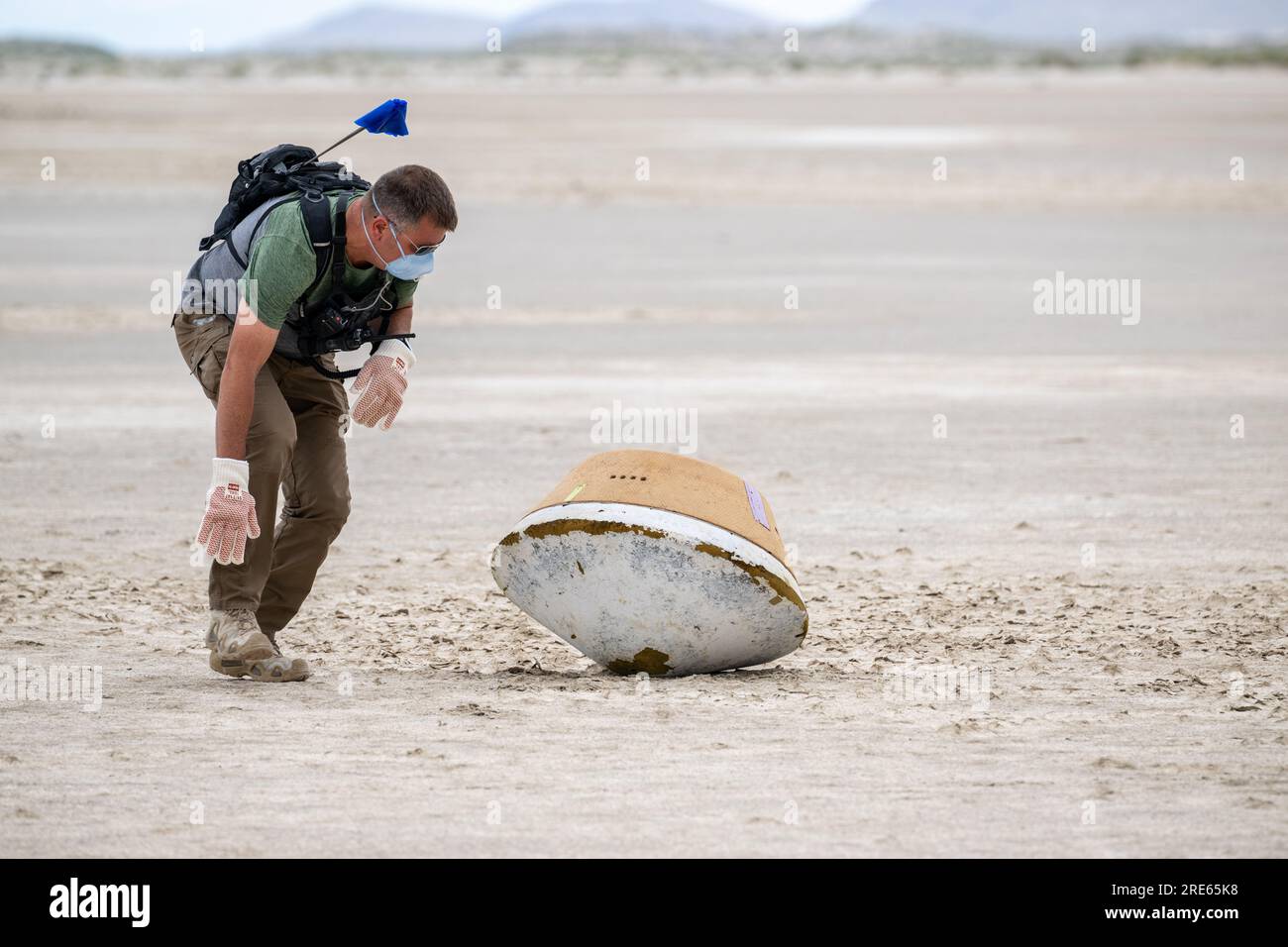 Dugway, Stati Uniti d'America. 18 luglio 2023. Le squadre di recupero della NASA partecipano a un recupero simulato della capsula di ritorno del campione della missione OSIRIS-Rex presso il Department of Defense Utah test and Training Range, 18 luglio 2023. Il campione reale è stato raccolto dall'asteroide Bennu dalla navicella spaziale OSIRIS-Rex e sarà inviato sulla Terra il 24 settembre 2023, atterrando sotto paracadute. Crediti: Keegan Barber/NASA/Alamy Live News Foto Stock
