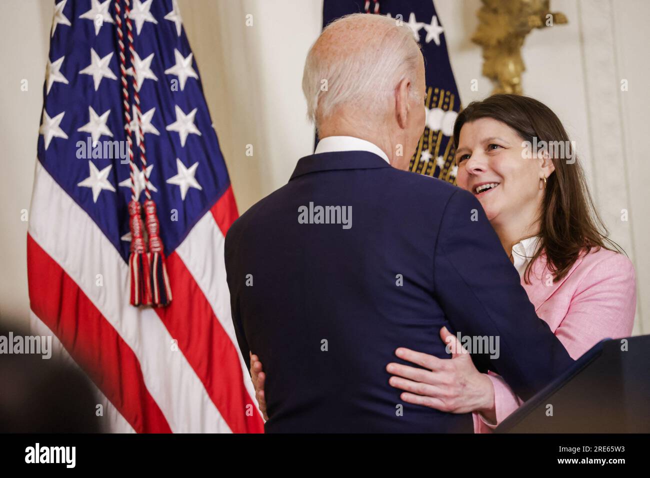 Washington, Stati Uniti. 25 luglio 2023. Il presidente Joe Biden abbraccia Richele Keas, Media Coordinator per la National Alliance on Mental Disease, durante un evento per annunciare nuove iniziative per ampliare l'accesso all'assistenza sanitaria mentale per gli americani nella East Room della Casa Bianca il 25 luglio 2023 a Washington, DC (foto di Samuel Corum/Pool/ABACAPRESS.COM) Credito: Abaca Press/Alamy Live News Foto Stock