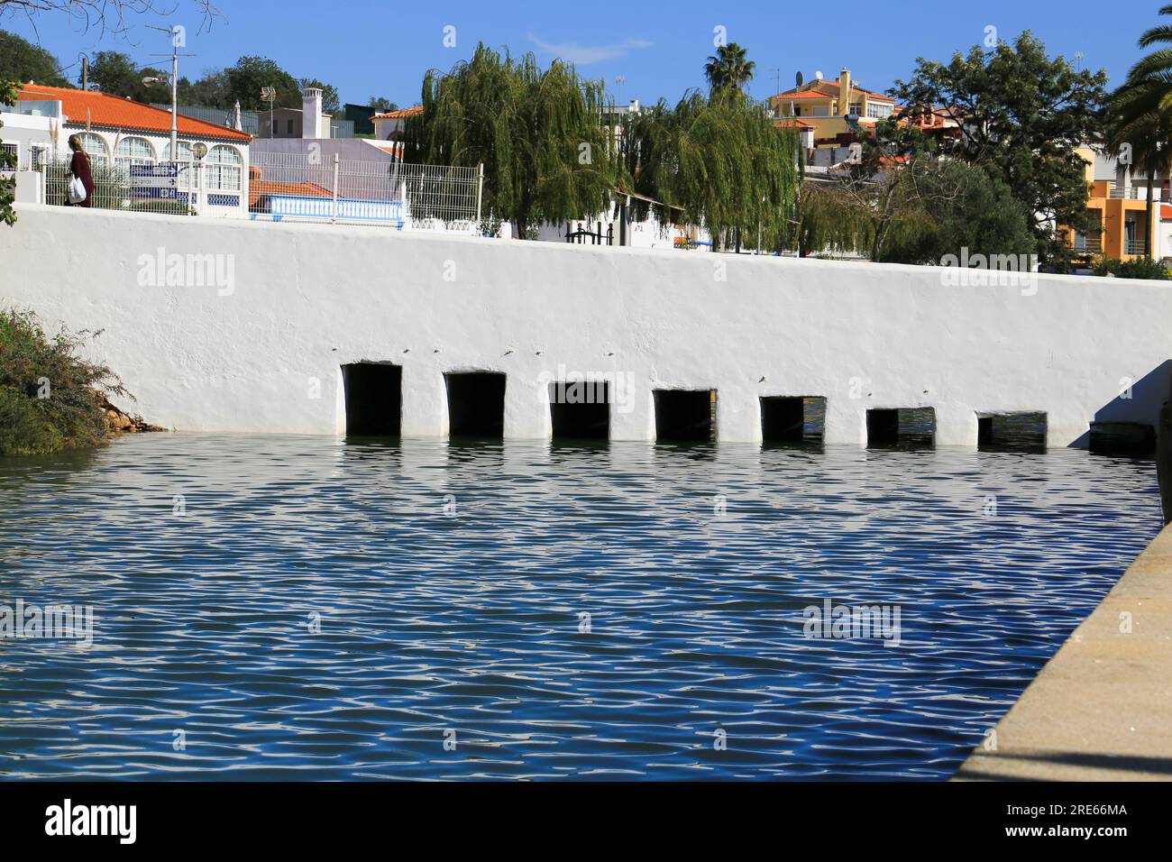 Ferragudo, Portogallo - 20 ottobre 2022: Aperture quadrate per il passaggio dell'acqua in un canale nella città di Ferragudo Foto Stock