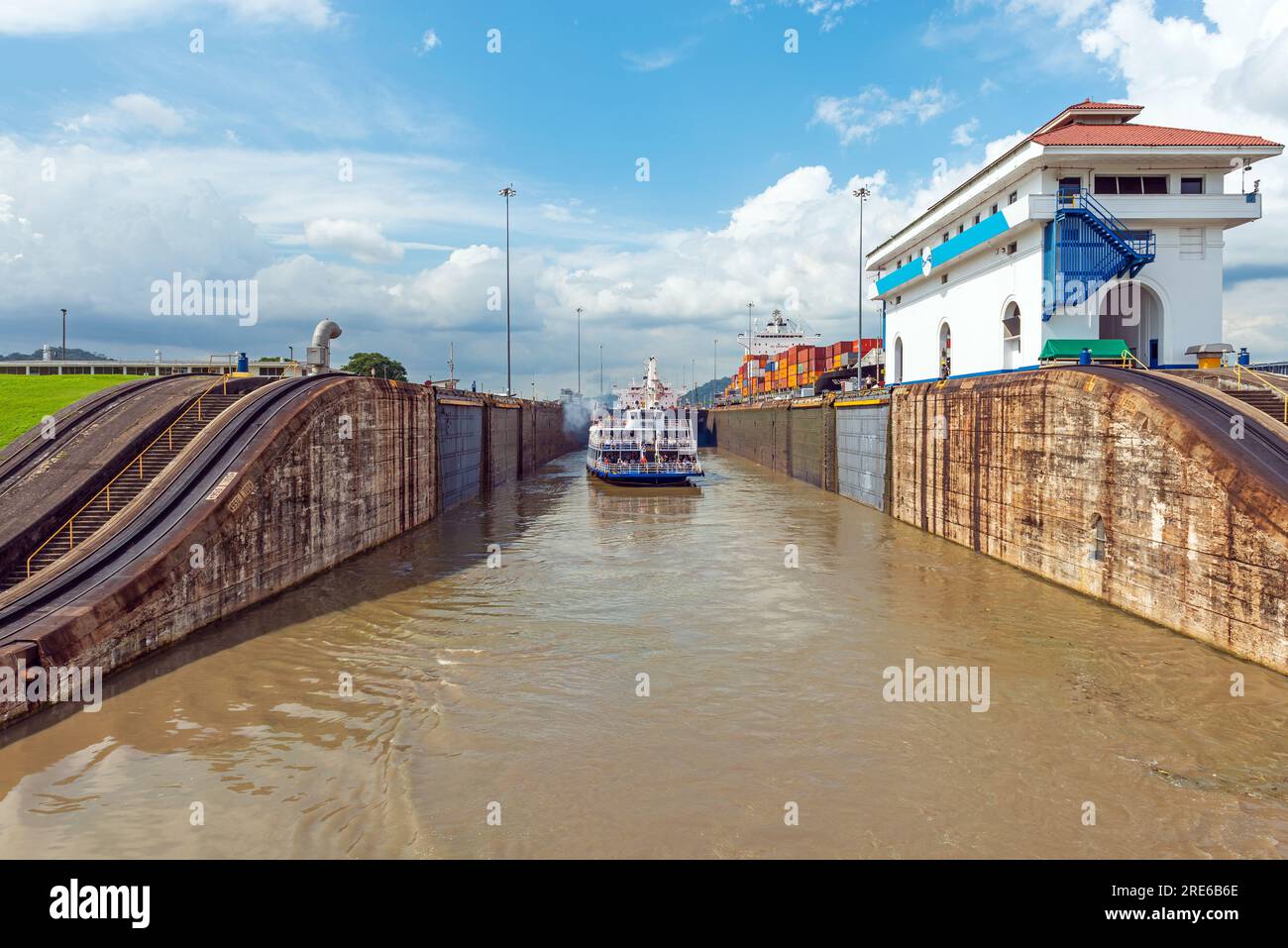 Barca che passa attraverso le chiuse di Miraflores del Canale di Panama, Panama. Foto Stock