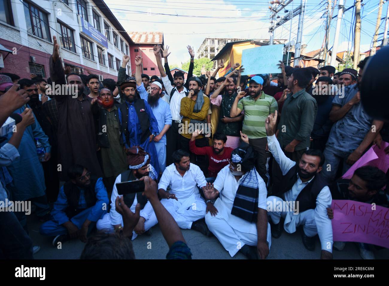 25 luglio 2023, Srinagar, Jammu e Kashmir, India: I membri delle comunità Gujjar e Bakerwals gridano slogan mentre tengono cartelli durante una protesta a Srinagar, la capitale estiva del Kashmir indiano, il 25 luglio 2023. I membri delle comunità di Gujjar e Bakerwals protestarono per opporsi all'inclusione della casta superiore Paharis nella lista Schedule Tribe (ST). Hanno minacciato di colpire le strade insieme al loro bestiame se il governo indiano non dovesse ritirare le proposte di legge presentate al Parlamento. (Immagine di credito: © Mubashir Hassan/Pacific Press via ZUMA Press Wire) SOLO PER USO EDITORIALE Foto Stock