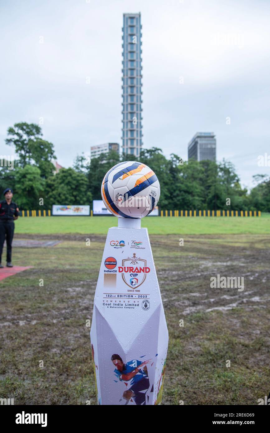 Calcutta, Bengala Occidentale, India. 25 luglio 2023. Momenti diversi della 132a edizione Trophy Tour del Trofeo Shimla, della Durand Cup e della President's Cup a Calcutta, Brigade Parade Ground con il primo SALTO BASE in assoluto a Calcutta da '' THE 42'''. L'edificio più alto dell'India orientale il 25 luglio 2023 (Credit Image: © Amlan Biswas/Pacific Press via ZUMA Press Wire) SOLO PER USO EDITORIALE! Non per USO commerciale! Foto Stock