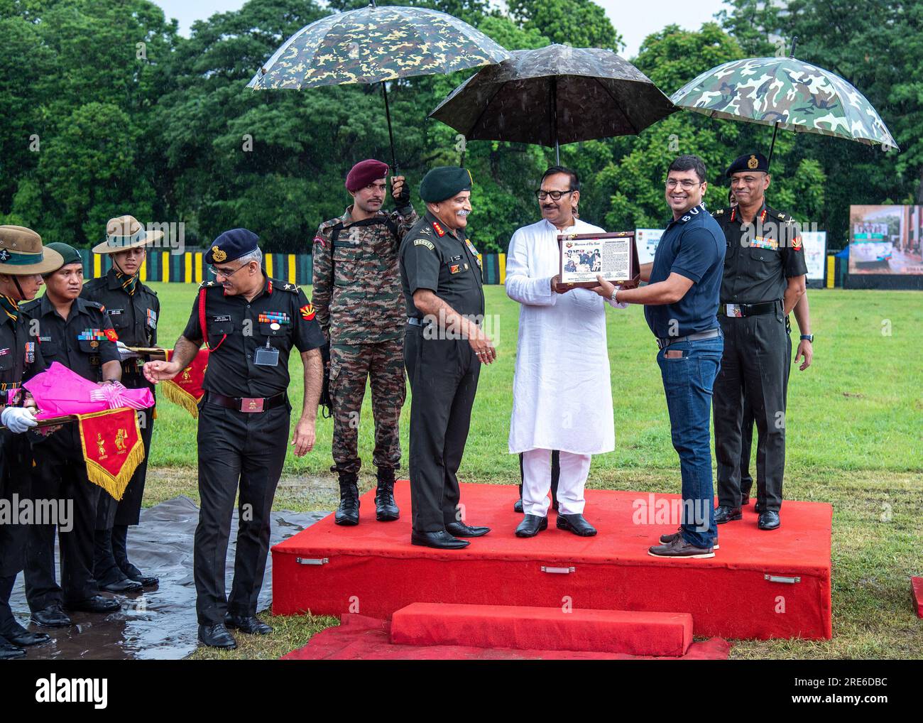 Calcutta, Bengala Occidentale, India. 25 luglio 2023. Momenti diversi della 132a edizione Trophy Tour del Trofeo Shimla, della Durand Cup e della President's Cup a Calcutta, Brigade Parade Ground con il primo SALTO BASE in assoluto a Calcutta da '' THE 42'''. L'edificio più alto dell'India orientale il 25 luglio 2023 (Credit Image: © Amlan Biswas/Pacific Press via ZUMA Press Wire) SOLO PER USO EDITORIALE! Non per USO commerciale! Foto Stock