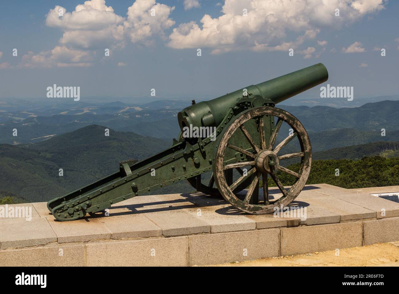 Cannon al Liberty Memorial di Shipka Peak, Bulgaria Foto Stock