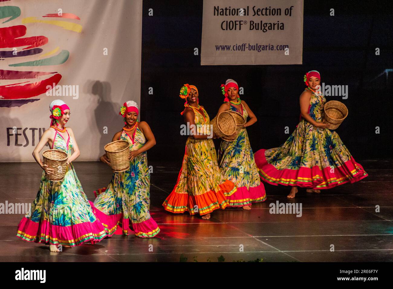 VELIKO TARNOVO, BULGARIA - 25 LUGLIO 2019: Ballerini all'International Folklore Festival nella città di Veliko Tarnovo, Bulgaria Foto Stock