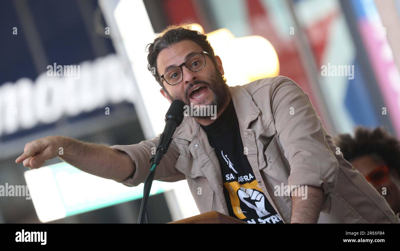 25 luglio 2023, New York City, New York, USA: L'attore ARIAN MOAYED visto al Rally ''˜Rock the City for a Fair Contract' tenutosi a Times Square (Credit Image: © Nancy Kaszerman/ZUMA Press Wire) SOLO PER USO EDITORIALE! Non per USO commerciale! Foto Stock