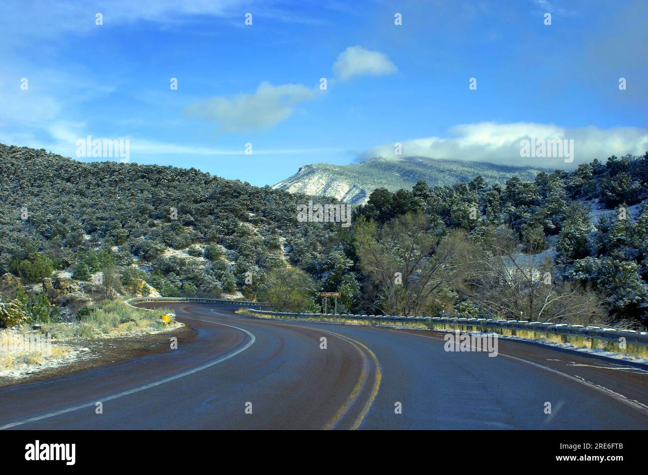 La strada del tunnel Canyon si snoda lungo il versante delle montagne Sandia nel New Mexico. Immagine del paesaggio del New Mexico. Foto Stock