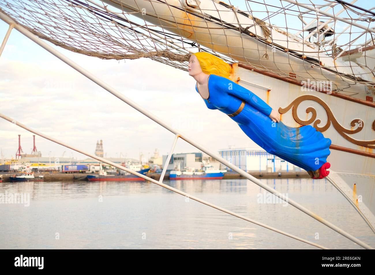Una figura femminile in legno intagliato che decora l'arco di un classico veliero. Foto Stock