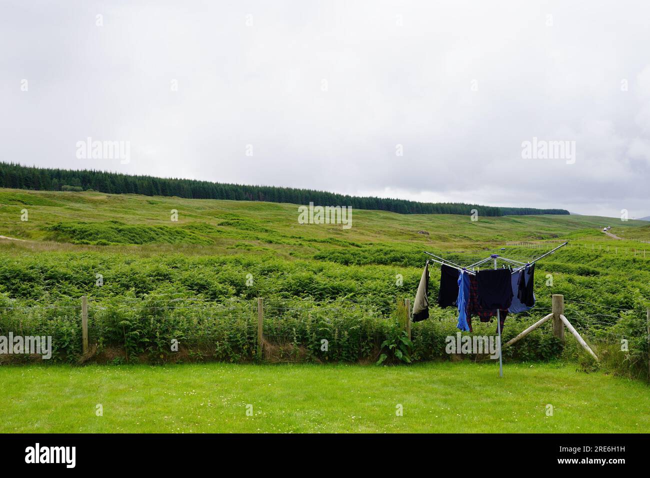 appendere il bucato nelle highlands scozzesi Foto Stock