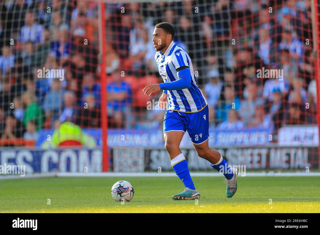 Doncaster, Regno Unito. 25 luglio 2023. CORREZIONE Sheffield Wednesday difensore Akin Famewo (15) durante la partita amichevole di pre-stagione di Doncaster Rovers FC vs Sheffield Wednesday FC all'Eco-Power Stadium, Doncaster, Regno Unito il 25 luglio 2023 credito: Every Second Media/Alamy Live News Foto Stock