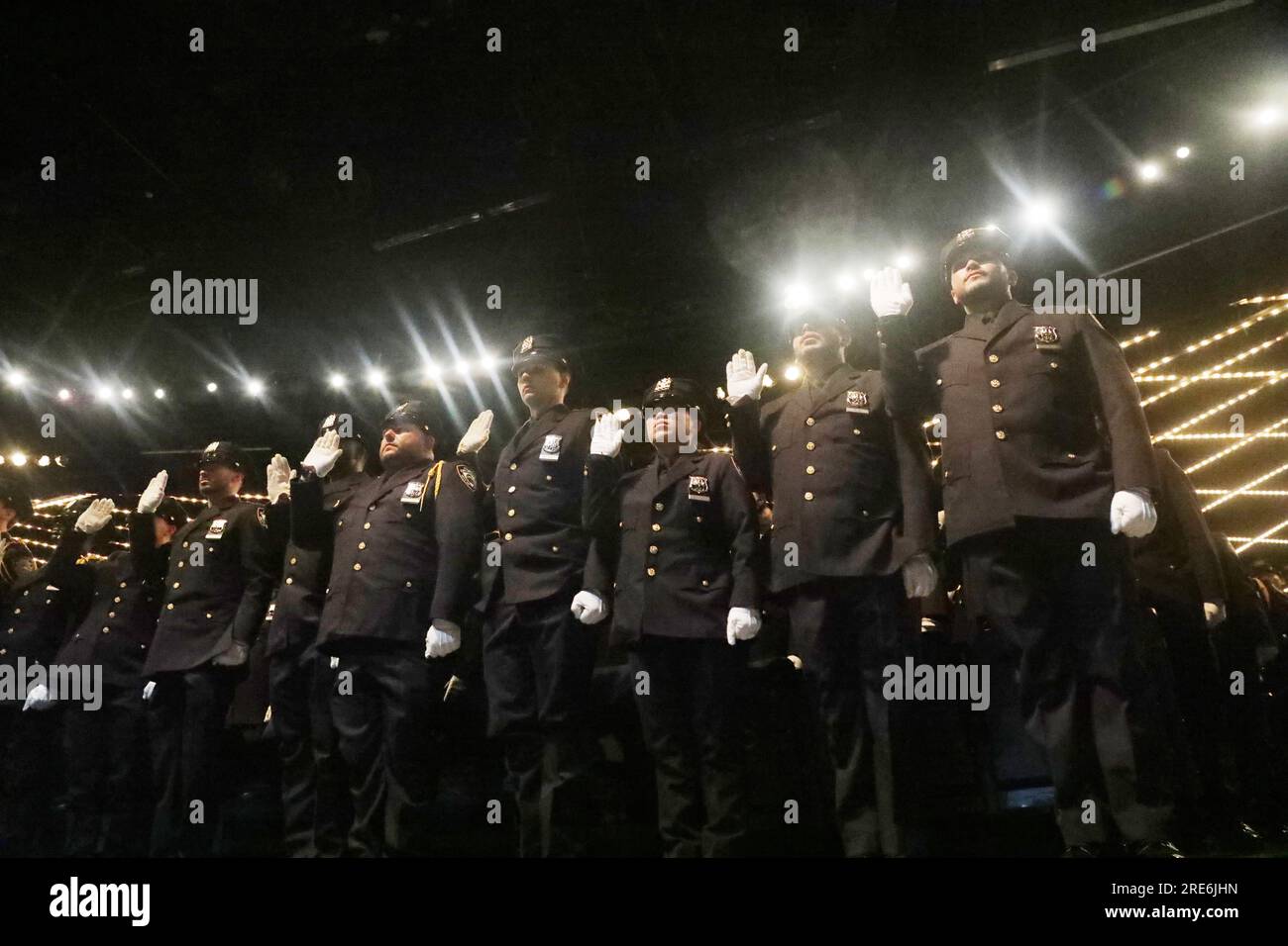 NEW York, NEW YORK, LUGLIO 25: Il dipartimento di polizia di New York tiene la cerimonia di laurea della New York City Police Academy del luglio 2023 con il sindaco di New York Eric Adams, Il Commissario della polizia di New York Edward Caban e il primo vice Commissario della polizia di New York Tania Kinsella hanno fatto osservazioni e salutato i nuovi agenti della polizia di New York coniati tenuti al Madison Square Garden il 25 luglio 2023 a New York City. Chris Moore/MediaPunch Foto Stock