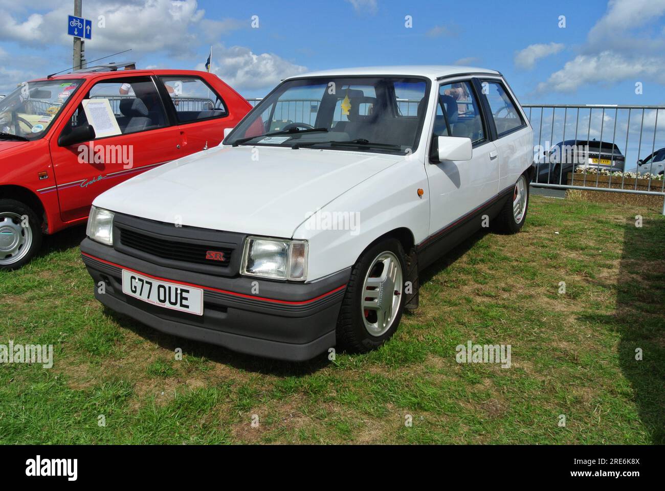 Una Vauxhall Nova SR del 1989 parcheggiata in mostra alla mostra di auto d'epoca della Riviera inglese, Paignton, Devon, Inghilterra, Regno Unito. Foto Stock