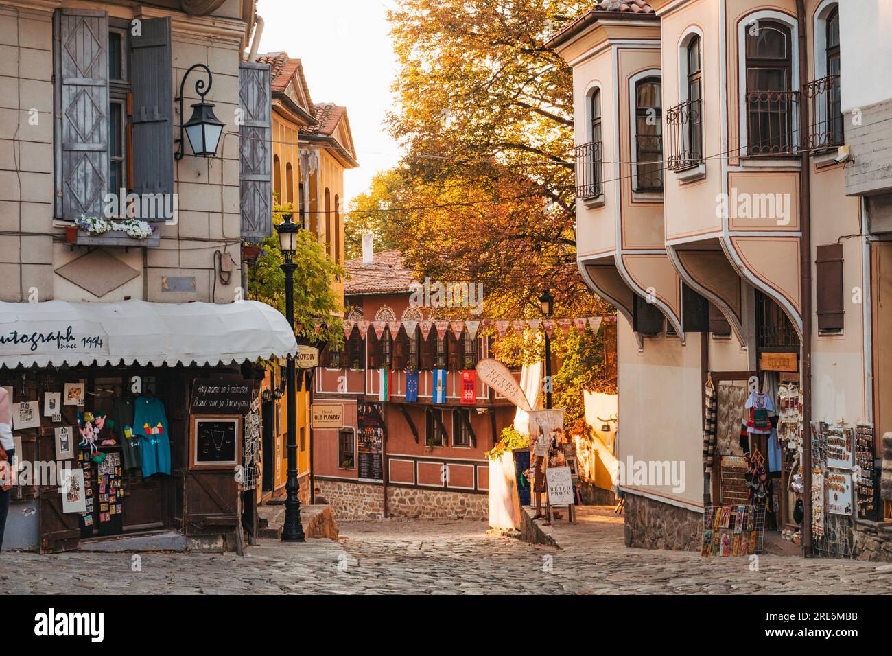 Una strada nel centro storico di Plovdiv, in Bulgaria, in un soleggiato pomeriggio autunnale Foto Stock